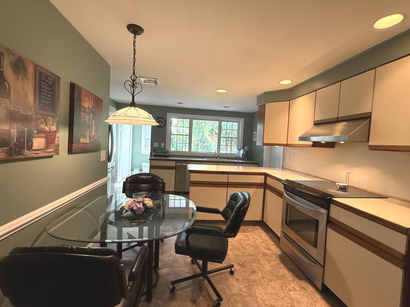     Clean shared kitchen with dining nook and full appliance access