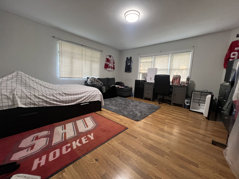 North End 8 bedrooms/7 entrance huge castle, great for sport team or a group available 5/31/26 image