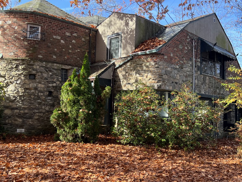 North End 8 bedrooms/7 entrance huge castle, great for sport team or a group available 5/31/26 image