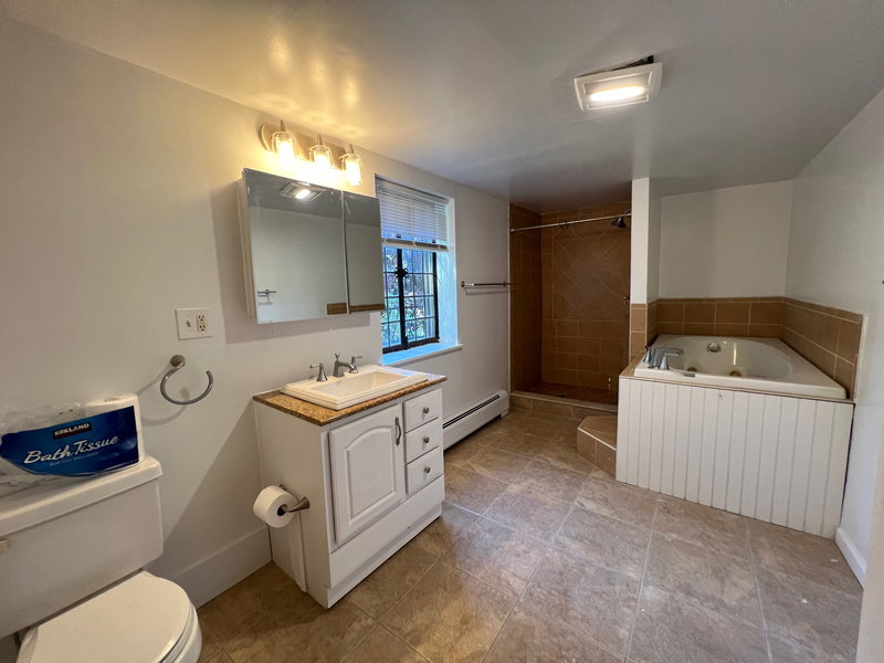 North End 8 bedrooms/7 entrance huge castle, great for sport team or a group available 5/31/26 image