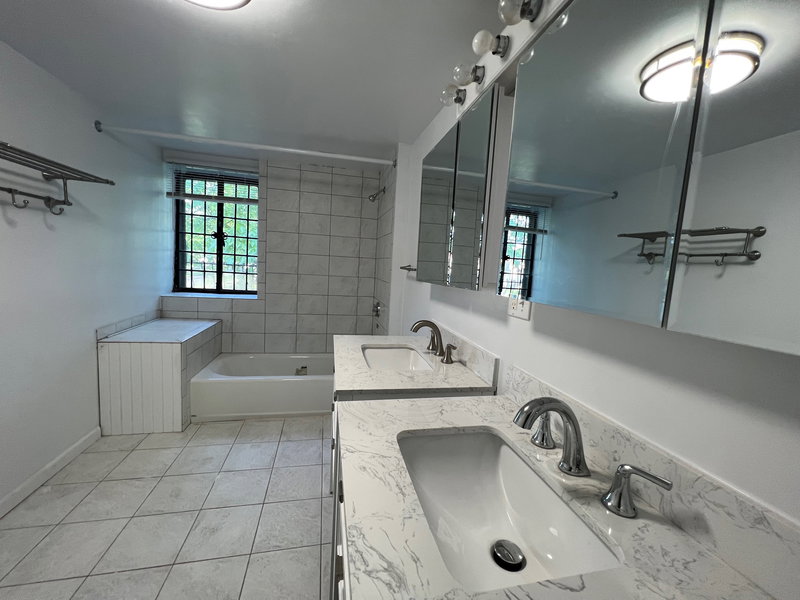 North End 8 bedrooms/7 entrance huge castle, great for sport team or a group available 5/31/26 image