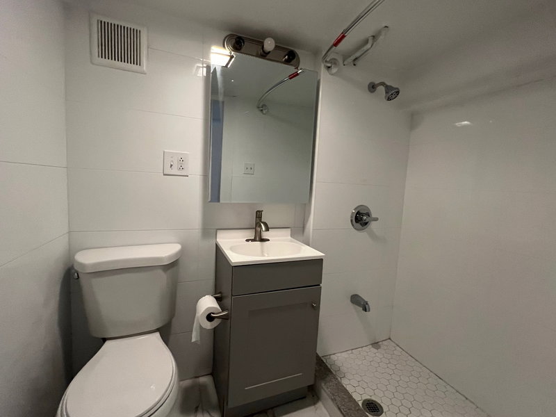 North End 8 bedrooms/7 entrance huge castle, great for sport team or a group available 5/31/26 image