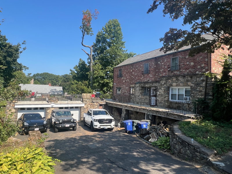 North End 8 bedrooms/7 entrance huge castle, great for sport team or a group available 5/31/26 image