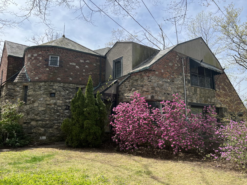 North End 8 bedrooms/7 entrance huge castle, great for sport team or a group available 5/31/26 image