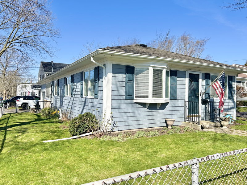 Newly Renovated Furnished 3BR in Bristol · 1 Mile to RWU · Walk to Downtown image